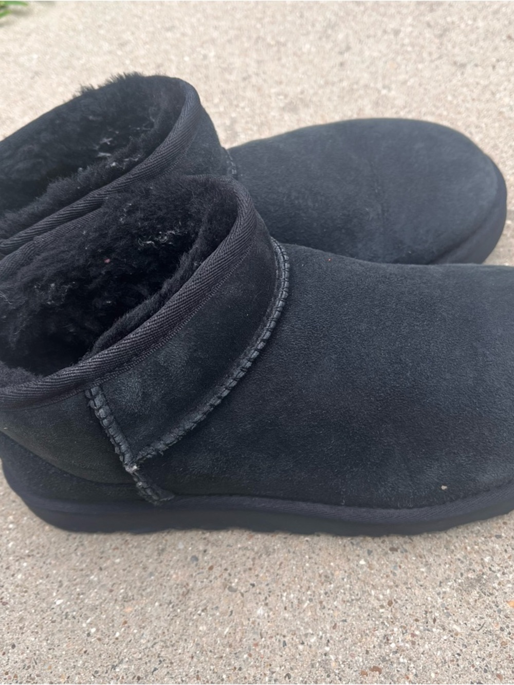 UGG Classic Ultra Mini Ankle Boots Black Suede Sheepskin Womens Size 8 EU39 Cozy - Picture 7 of 13